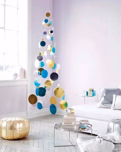 Cây thông hiện đại. Dành cho những người đang tìm kiếm ý tưởng một cây thông hiện đại. Cây thông này nên được làm từ đĩa mi ka hoặc đơn giản từ những đĩa nhạc bỏ đi.