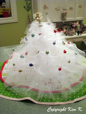 Cây thông từ màn tuyn. Mềm mại, yểu điệu như một nàng công chúa. Hẳn nó sẽ rất phù hợp để trưng bày trong phòng con gái yêu.