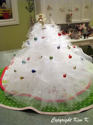 Cây thông từ màn tuyn. Mềm mại, yểu điệu như một nàng công chúa. Hẳn nó sẽ rất phù hợp để trưng bày trong phòng con gái yêu.