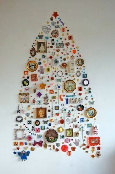 Trang trí tường cây thông. Đây là cách tuyệt vời để bạn tập trung những món đồ phụ kiện lặt vặt đã dày công thu thập trong cả năm trời. Cách này rất hiệu quả với những ngôi nhà nhỏ, có không gian hạn chế.