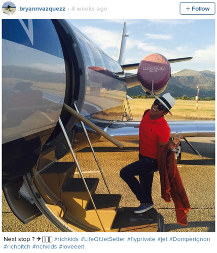 Không bao giờ có chuyện bay vé giá rẻ để đi du lịch, thanh niên con nhà giàu bay tới những khu nghỉ mát cao cấp trên những chiếc máy bay tư nhân xa hoa và ném tiền vào những món đồ sang.