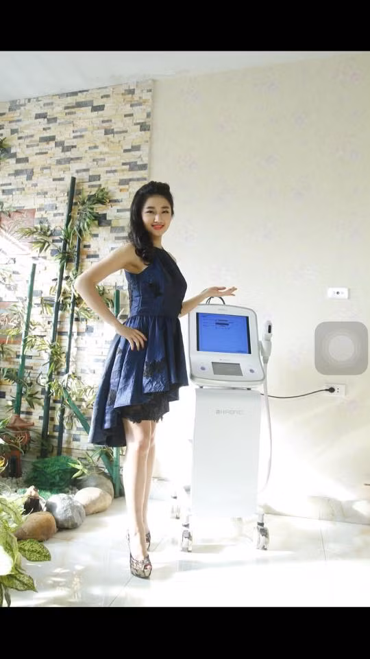 Một khoảng không gian của thẩm mỹ viện được trang trí hoa lá gần gũi thiên nhiên. Với sắc đẹp của mình, Thu Ngân luôn là người mẫu sáng giá nhất để quảng cáo cho Spa của gia đình.