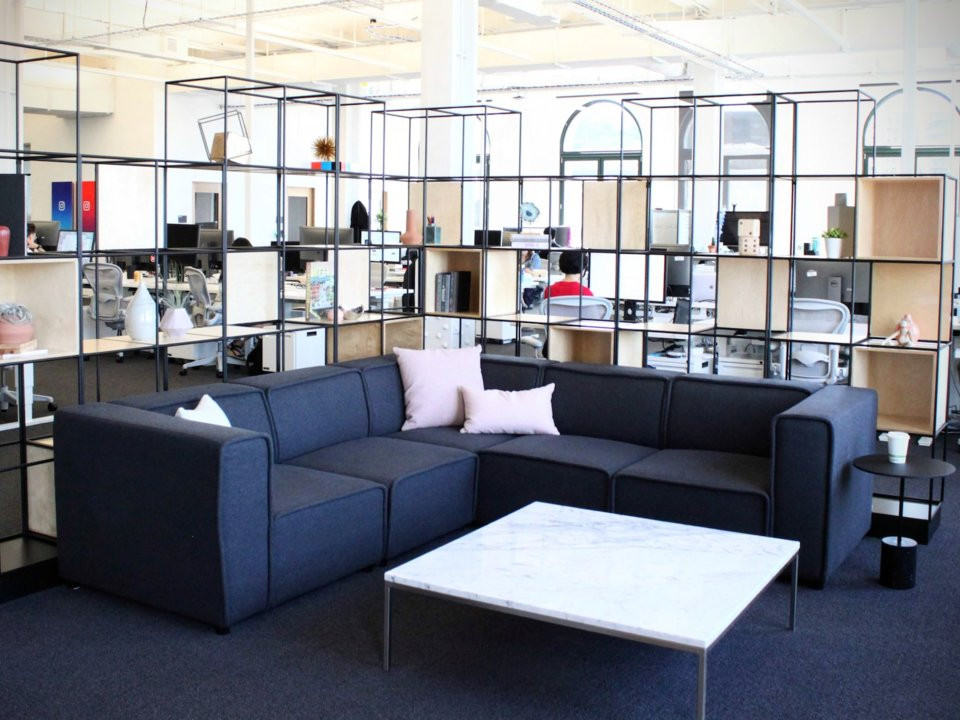 Trụ sở mới của Instagram đón chào khách bằng một bức tường khổng lồ với hàng loạt hình ảnh từ người dùng Instagram được cập nhật liên tục.