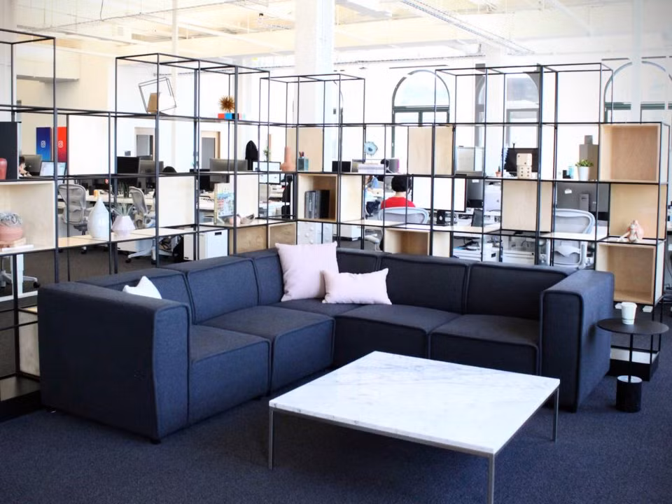 Trụ sở mới của Instagram đón chào khách bằng một bức tường khổng lồ với hàng loạt hình ảnh từ người dùng Instagram được cập nhật liên tục.