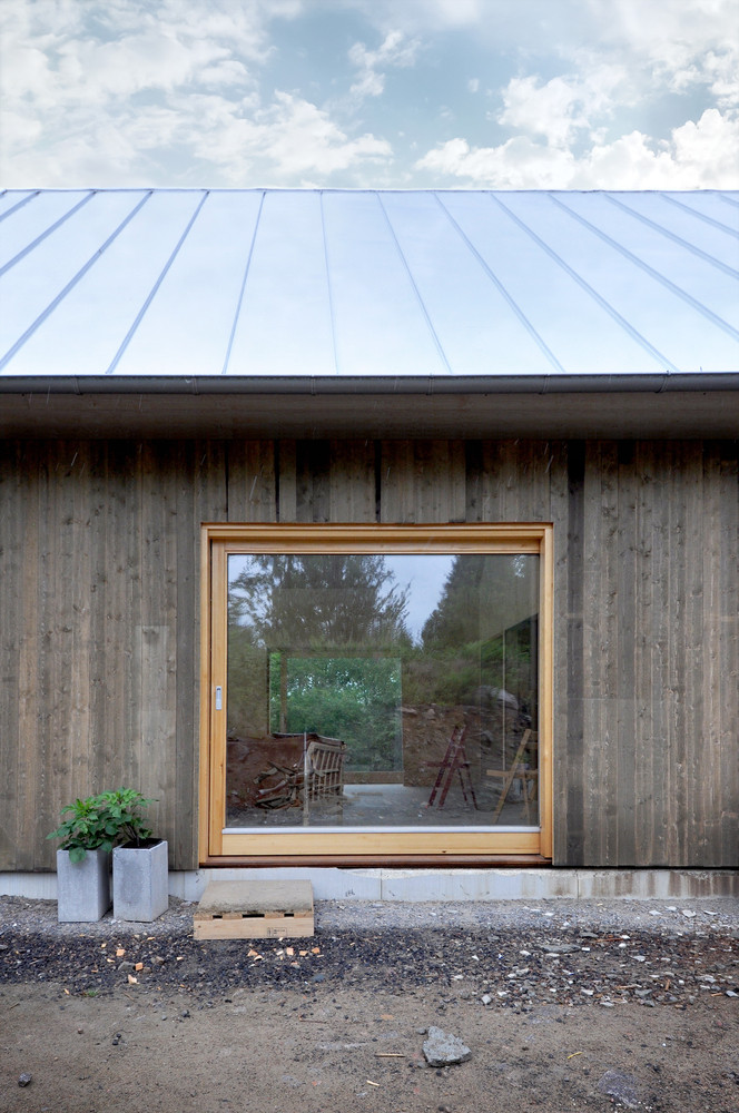 Mặt phía đông và phía tây của ngôi nhà cũng được bố trí những ô cửa sổ và cửa ra vào lớn nhìn ra sân.