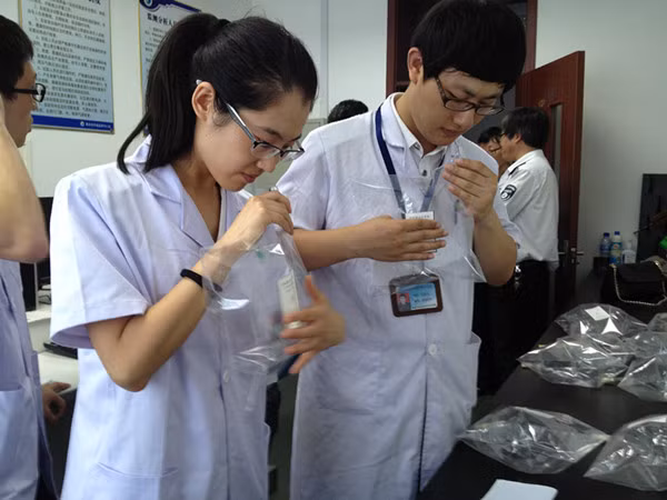 Nhân viên phân biệt mùi: Tên chính xác của nhân viên phân biệt mùi còn được gọi là thành viên xác định khứu giác. Nhật Bản là một trong số ít quốc gia chú trọng pháp luật của thế giới về mùi trong không khí. Trách nhiệm chính của nhân viên phân biệt mùi là giám sát và phân tích mùi trong không khí, để hỗ trợ bảo vệ môi trường.