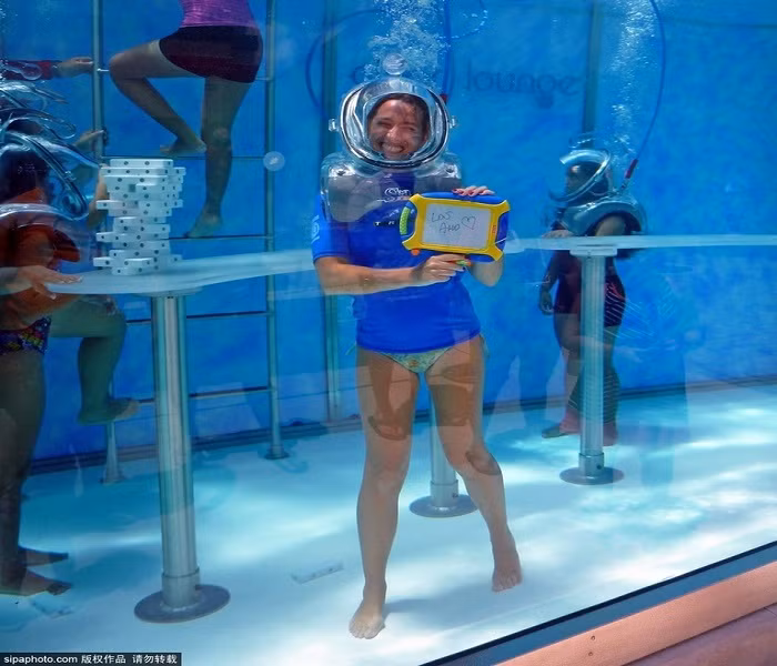 Thể tích của quán bar này khoảng 50.000 lít nước, du khách có thể tham gia vào các hoạt động khác nhau ở đây, chẳng hạn như: Xếp hình, viết bảng tin, bắn súng bọt hiệu suất cao.