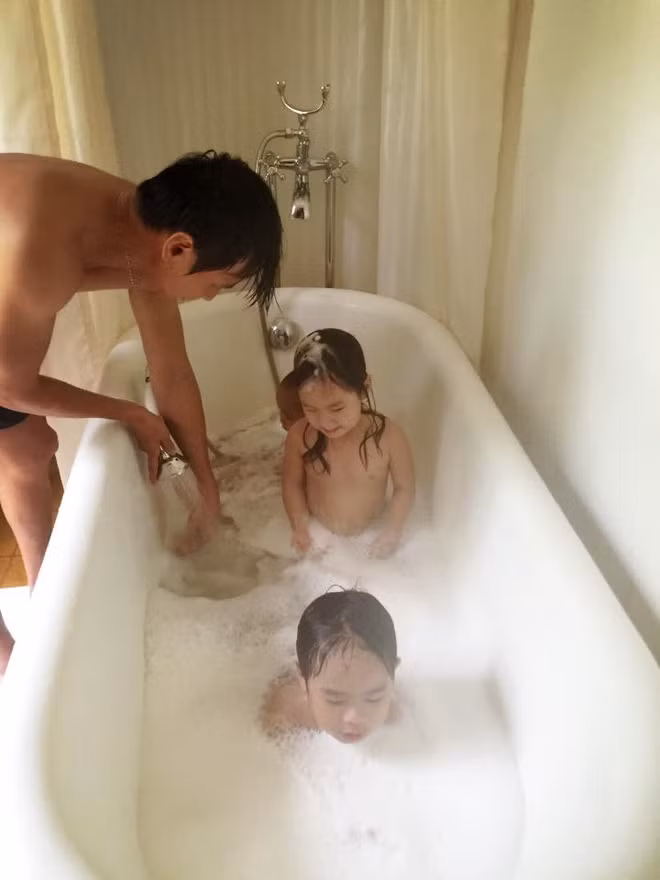 Sau cánh gà, nam ca sỹ lại trở về làm một ông bố đảm đang như thế này.