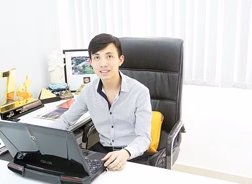 Minh Nhựa. Tên thật là Phạm Trần Nhật Minh, Đại gia Minh Nhựa còn được biết đến với vai trò là lãnh đạo của một doanh nghiệp Long Thành có tiếng với doanh thu hàng nghìn tỷ đồng.
