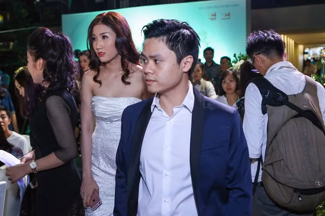 Thiếu gia Phan Thành. Từng được gọi tên là “chồng sắp cưới của hot girl Midu”, chàng trai này cũng không kém phần ngang ngửa Cường đô la về gia thế khủng và thú mê xe hoành tráng.