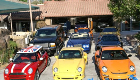 Đến thời điểm hiện tại, thật khó có thể thống kê chính xác tổng số đời xe đã từng qua tay Cường đô la sử dụng. Cường đô la có mặt đầy đủ các thương hiệu xe lớn nhất thế giới như Ferrari, Rolls Royce, Lamborghini, Rolls Joyce Phantom cùng nhiều dòng xe cao cấp khác, với các biển đẹp mà bất cứ dân chơi xe nào cũng mơ ước như 81K-6789, 66S-6666. Những phụ kiện trong xe cũng được Cường đô la đầu tư hàng trăm nghìn đô để thỏa mãn đam mê của mình.