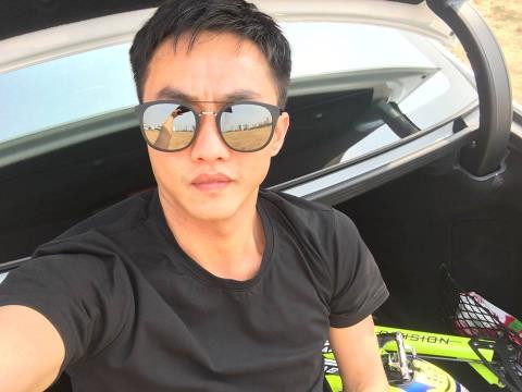 Năm 11 tuổi, Nguyễn Quốc Cường đã nổi tiếng khắp Pleiku vì chỉ tiêu tiền đô, cái tên Cường đô la cũng có từ khi đó. Đam mê tốc độ từ khi còn đi học, dường như xe cộ là người bạn thân nhất thuở thiếu thời của Cường. 16 tuổi, Cường đô la đã có chiếc xe mô tô phân khối lớn đầu tiên. Lớp 12, Cường đã tự cầm lái một chiếc xe Matiz đi học.