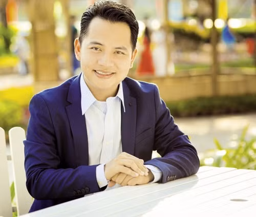 Tổng giám đốc Công ty cổ phần Tư vấn Đầu tư Phú Vinh. Chàng trai trẻ Phan Công Chánh tốt nghiệp năm 2006 và được nhận vào một công ty phần mềm của Mỹ với mức thu nhập gần 2500USD nhưng anh Chánh kiên quyết về Việt Nam.