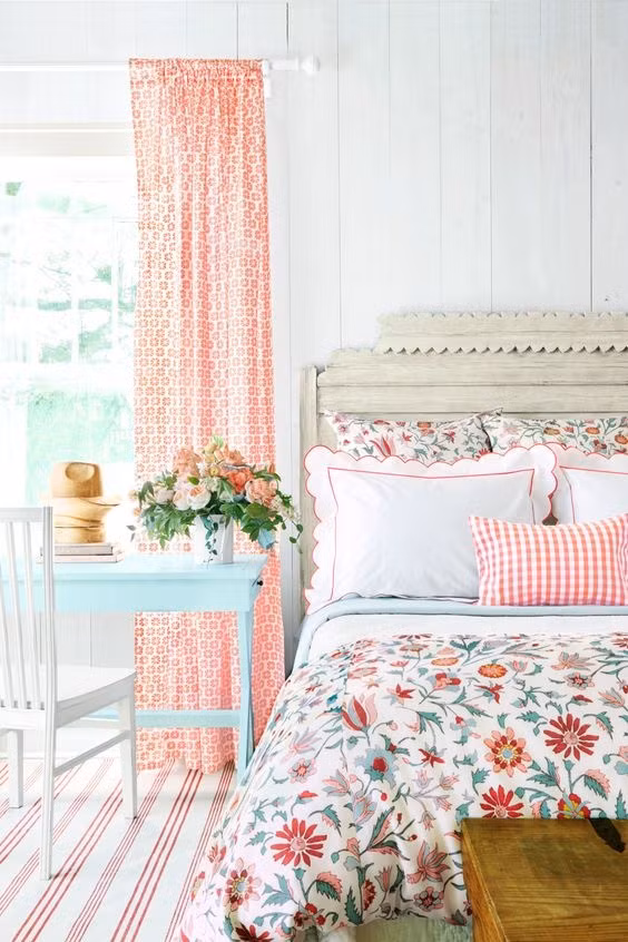 Thêm những họa tiết hoa lá, hoa văn trên chăn hay rèm, đặt một bình hoa tươi trên bàn ngay cạnh giường. Những thay đổi đơn giản, dễ thực hiện nhưng cũng có thể giúp không gian nghỉ ngơi đẹp ấn tượng, tươi tắn và tràn đầy sức sống.