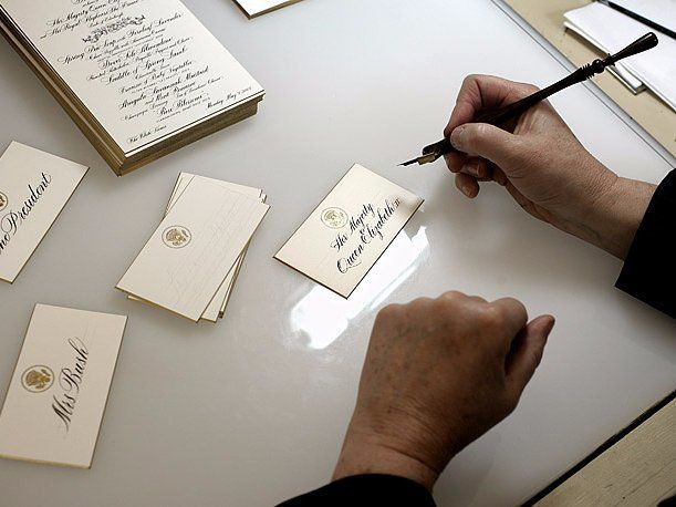 Phòng viết thư pháp là nơi soạn thảo ra những bức thư mời hoặc thiệp chúc mừng của chủ nhân Nhà Trắng.