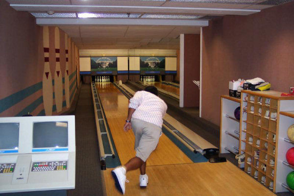 Trụ sở Harry S. Truman Bowling ngay ở tầng trệt của tòa nhà.