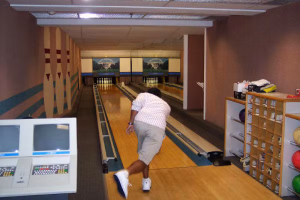 Trụ sở Harry S. Truman Bowling ngay ở tầng trệt của tòa nhà.
