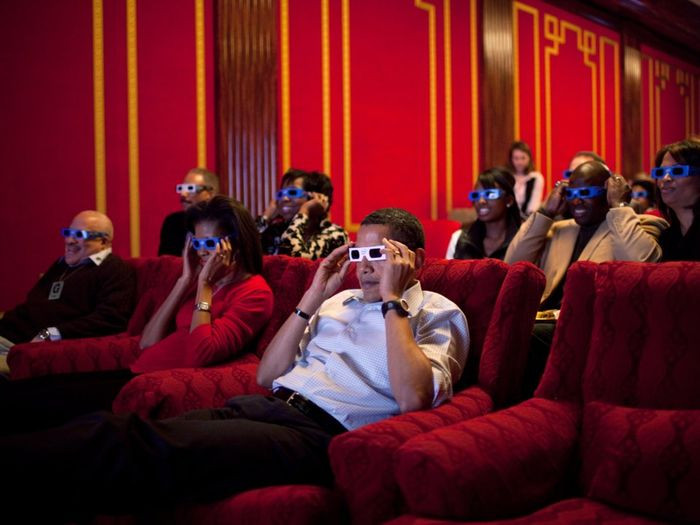 Phòng chiếu phim nằm ở cánh Đông của Nhà Trắng. Căn phòng có sức chứa 42 khách.