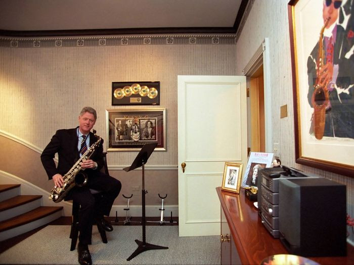 Ngoài những phòng nổi tiếng nhất của Nhà Trắng như Phòng Bầu dục, Phòng Nội các, Phòng Thông tin Báo chí... toà nhà này còn có nhiều phòng ít được nhắc đến. Thời Tổng thống Bill Clinton, bà Hillary Clinton đã biến căn phòng tầng ba thành một phòng nhạc cho chồng có không gian chơi saxophone.