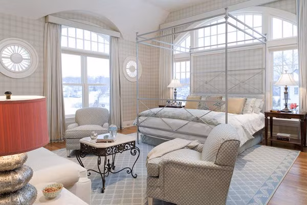 Nhà có nhiều cửa sổ kính. Tính năng tận dụng năng lượng thiên nhiên rất được ưa chuộng trong những năm qua và vẫn tiếp tục làm mưa làm gió trong năm tiếp theo. Ngôi nhà sẽ tràn ngập ánh sáng, không khí tự nhiên và tiết kiệm năng lượng.