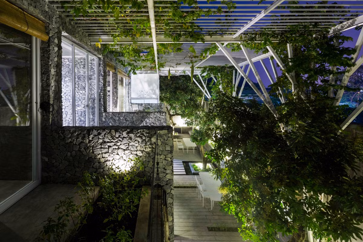 Giàn mướp bắt đầu ra quả, nhiều cây ăn quả lưu niên cũng được trồng khắp nơi để lấy bóng mát.