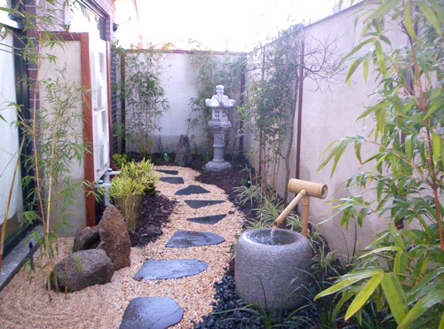 Một khu vườn Nhật đúng kiểu sẽ bao gồm các yếu tố: Hồ nước, đá, cát, cây, tre, hoa lá…Người Nhật quan niệm, khu vườn là sự mô tả thiên nhiên một cách chính xác nhất.