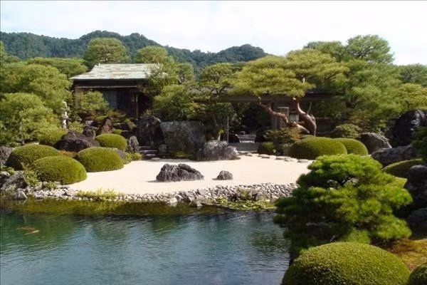 Vườn Nhật Bản là một trong những đặc điểm nổi bật trong phong cách thiết kế Á Đông. Khu vườn Nhật được ưa chuộng bởi nó không cần diện tích nhiều, kể cả biệt thự to hay ngôi nhà nhỏ đều có thể theo phong cách này.