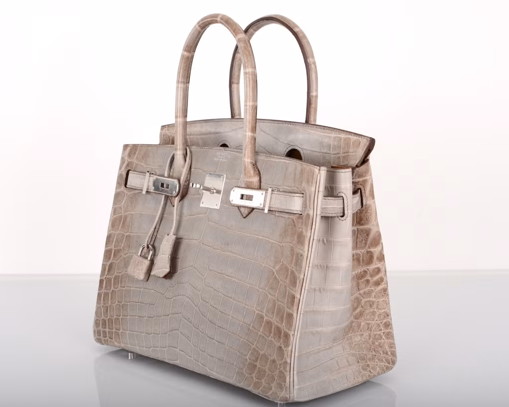 Phiên bản thường ổ khóa sẽ không nạm kim cương và được phân phối từ 1-2 túi mỗi năm cho nhiều nước. Ảnh: Janefinds.