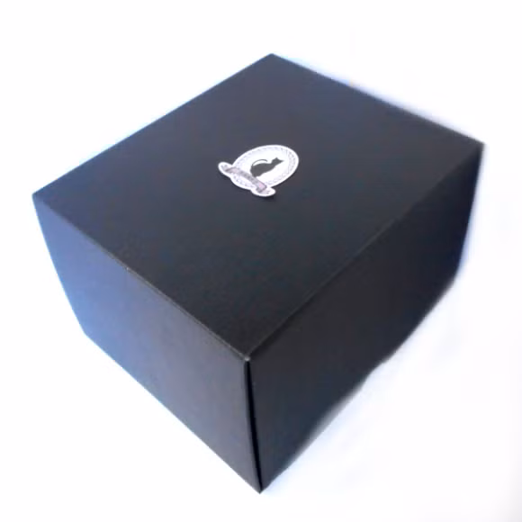 Quả táo chín mọng được đặt trong hộp sang trọng bắt mắt.