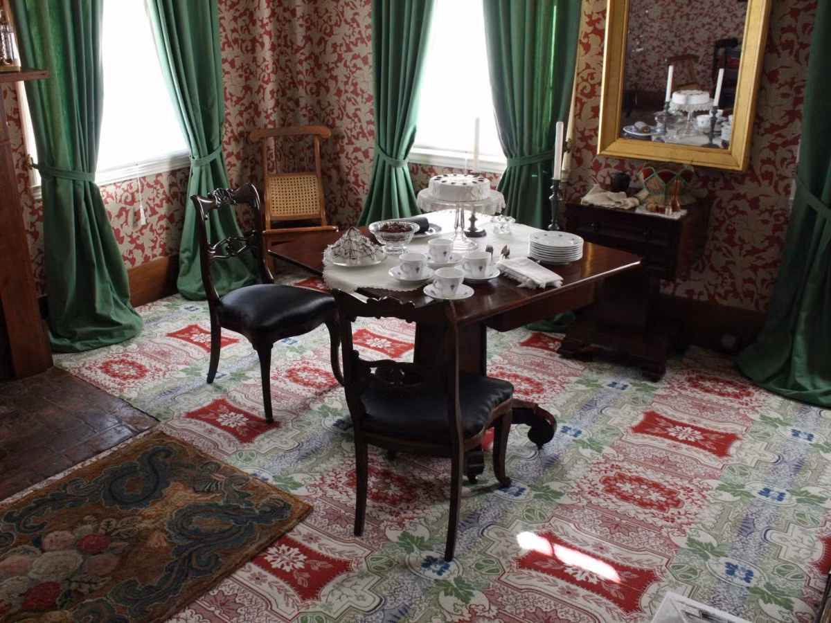 Tổng thống mua ngôi nhà này với giá 1500 đô. Ông sống ở đây từ năm 1844 đến năm 1861. Hiện nay ngôi nhà này đã được tu bổ giống y như thời Tổng thống từng sống năm 1860.