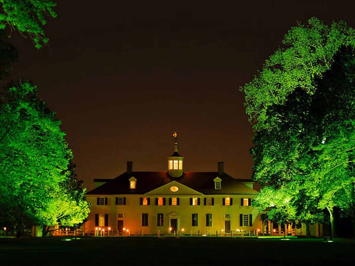 George Washington. Vị tổng thống đầu tiên của Hoa Kỳ mua ngôi nhà Mount Vernon ở Virginia năm 1754. Lúc này nó chỉ là một trang trại đơn thuần và cha ông đã dành 45 năm để mở rộng nó thành ngôi nhà lớn 21 phòng.