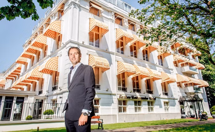 Khách sạn này được xây dựng bởi một công ty ở Hà Lan, đã có mặt tại New York và cuối năm nay sẽ mở tại Los Angeles.