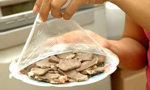 Sai lam khi dung mang boc thuc pham gay hai cho ca nha