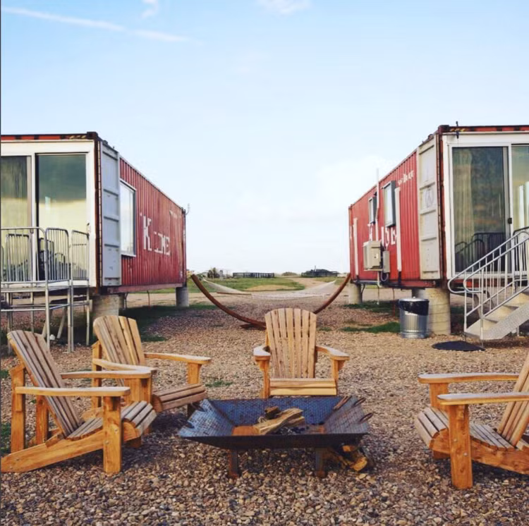 Những bộ bàn ghế nhỏ xinh được đặt trước mỗi “phòng” của khách sạn container Flophouze để du khách có thể thoải mái ngồi trò chuyện và ngắm hoàng hôn tuyệt đẹp.