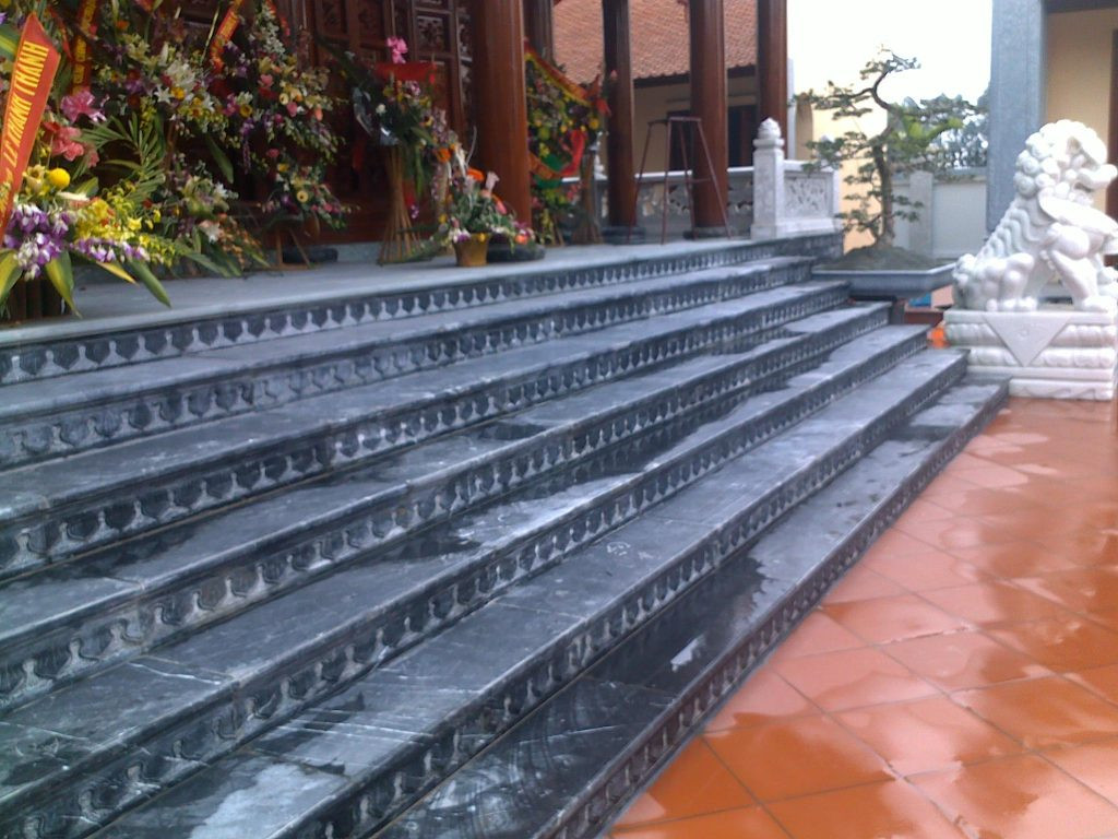 Trước đây, bậc tam cấp bằng đá thường chỉ được sử dụng trong kiến trúc xây dựng nhà thờ họ, đình làng, miếu thờ, điện thờ...Ảnh: lamtao.