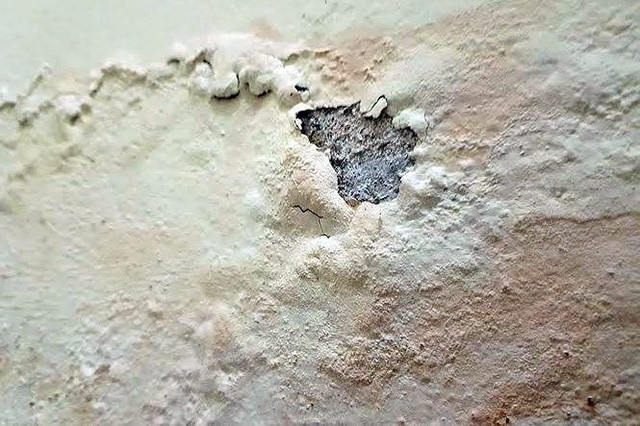 Những bất cập trên đã được thông báo, họp bàn phương án xử lý trực tiếp với đại diện Ban quản lý Nhà ở xã hội - HUD.VN nhưng vẫn không được giải quyết triệt để nên mức độ hỏng ngày càng nghiêm trọng hơn. Ảnh: Tiền Phong.