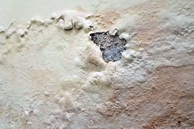 Những bất cập trên đã được thông báo, họp bàn phương án xử lý trực tiếp với đại diện Ban quản lý Nhà ở xã hội - HUD.VN nhưng vẫn không được giải quyết triệt để nên mức độ hỏng ngày càng nghiêm trọng hơn. Ảnh: Tiền Phong.