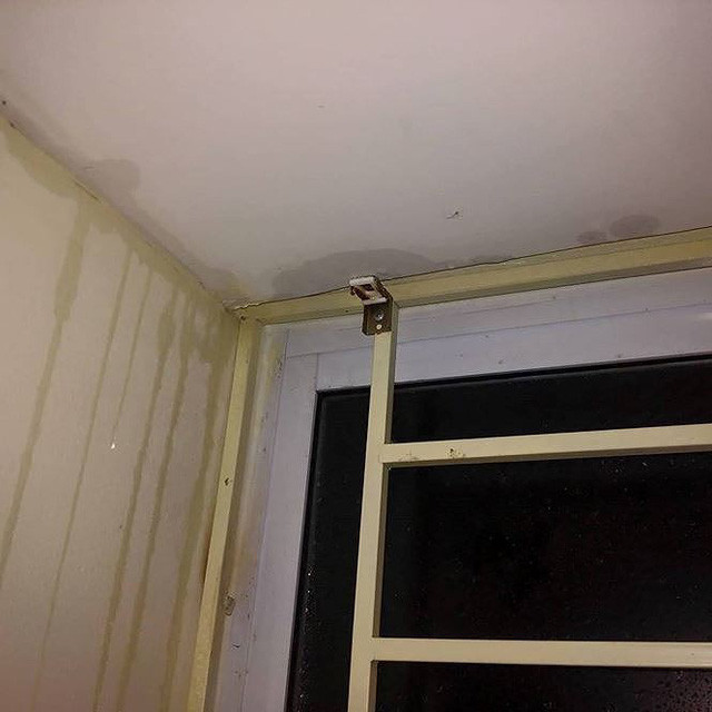 Tuy nhiên, theo ghi nhận và phản ánh từ nhiều cơ quan báo chí, trái ngược với quảng cáo, chỉ sau 4 - 5 tháng cư dân vào ở, trần nhà của nhiều căn hộ tại đây đã bị thấm dột với mức độ gia tăng ngày càng nhiều, đôi khi còn gây chập điện. Ảnh: Tiền Phong.