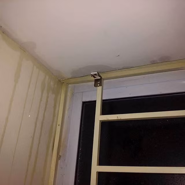 Tuy nhiên, theo ghi nhận và phản ánh từ nhiều cơ quan báo chí, trái ngược với quảng cáo, chỉ sau 4 - 5 tháng cư dân vào ở, trần nhà của nhiều căn hộ tại đây đã bị thấm dột với mức độ gia tăng ngày càng nhiều, đôi khi còn gây chập điện. Ảnh: Tiền Phong.