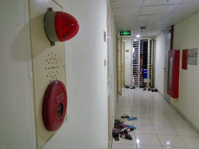Hệ thống PCCC cũng gây hoang mang cho cư dân khi liên tục kêu rú, báo cháy giả, nước chảy ra từ tổ hợp chuông – đèn báo cháy… Ảnh: Dân Việt.