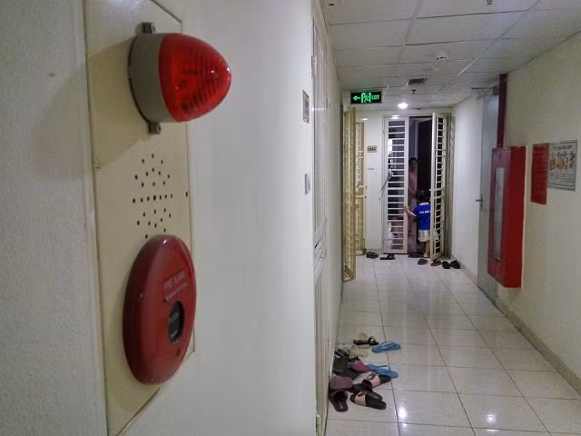 Hệ thống PCCC cũng gây hoang mang cho cư dân khi liên tục kêu rú, báo cháy giả, nước chảy ra từ tổ hợp chuông – đèn báo cháy… Ảnh: Dân Việt.