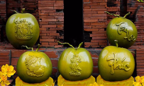 Dừa được in hình nổi cũng là trái cây độc lạ gây xôn xao. Ảnh: VietQ.