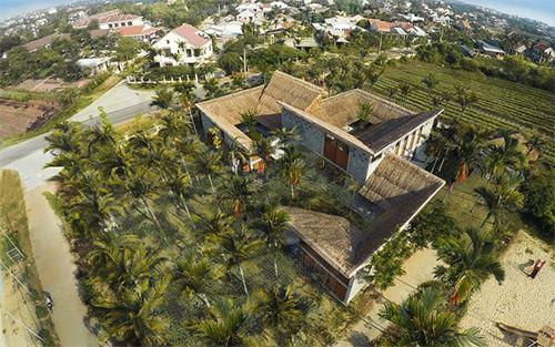 Trung tâm cộng đồng Cẩm Thanh, Hội An. Công trình này đã đoạt giải nhì của giải thưởng Spec Go Green Awards 2014. Công trình này mang nét bản sắc dân tộc lại mang thông điệp của toàn nhân loại, đó là sự kết hợp của sân trong, mái vát ở phố cổ Hội An với dàn cây leo thôn dã. Ảnh: Baoxaydung.