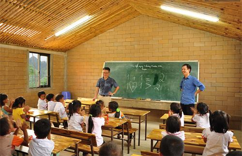 Ngôi trường này được ví như một đóa hoa cho bà con dân tộc vùng cao, nơi có địa hình và thời tiết khắc nghiệt. Trường được thiết kế đảm bảo các tiêu chuẩn về trường học như chiếu sáng, thông gió, cách âm. Ảnh: Vietnamnet.