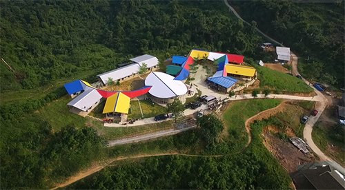 Trường học Lũng Luông. Không ai ngờ một vùng núi cao ở Thái Nguyên lại có một ngôi trường đẹp đến vậy. KTS Hoàng Thúc Hào đã thể hiện đúng tinh thần của Giáo sư Ngô Bảo Châu và nhóm cộng sự của ông khi đã kiến tạo một ngôi trường khang trang, sạch sẽ và mang ý tưởng của dự án “Cơm có thịt” đến với các em học sinh nghèo. Ảnh: kenh14.