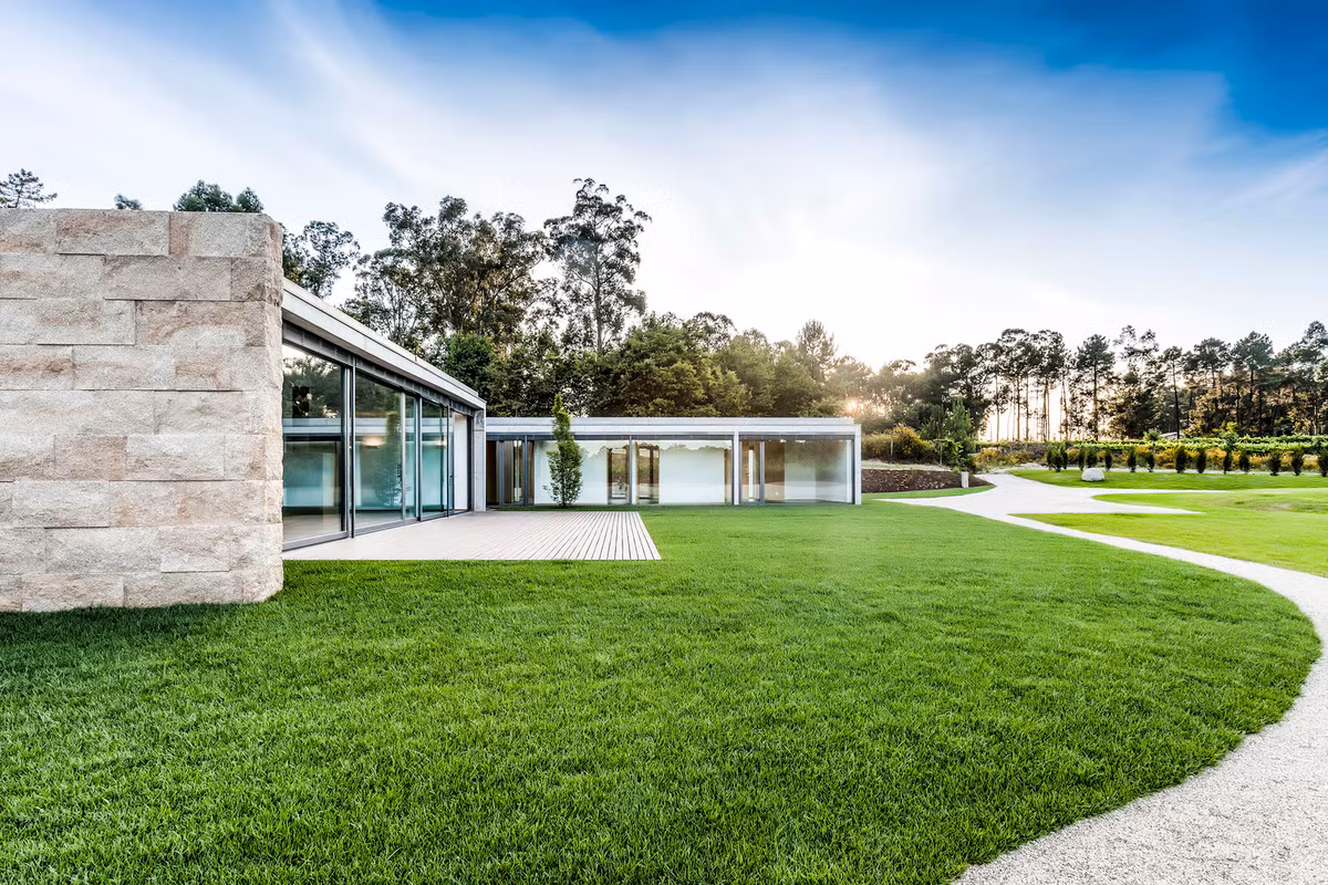 Ket hop da va kinh hoan hao, ngoi nha dep lung linh-Hinh-3