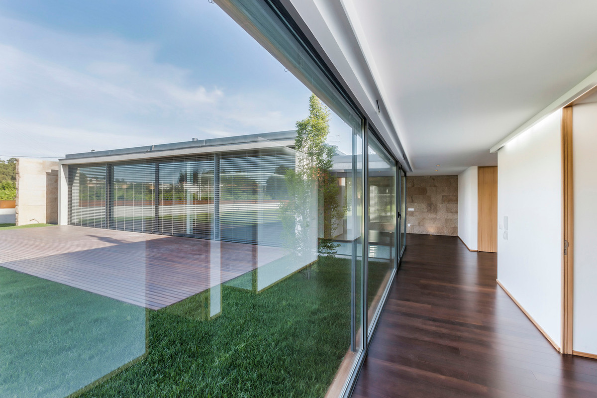 Ket hop da va kinh hoan hao, ngoi nha dep lung linh-Hinh-5