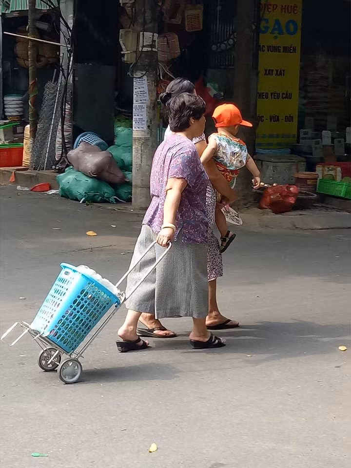 Thay vì xách làn đi chợ như mọi khi, sáng nay nhiều người mang giỏ lớn để đựng được nhiều đồ. 