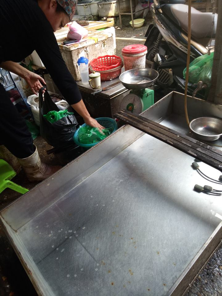 Nữ tiểu thương bán cá cho hay, khác với mọi ngày, hôm nay, các loại cá trắm, chép, rô phi bán được nhanh chóng.