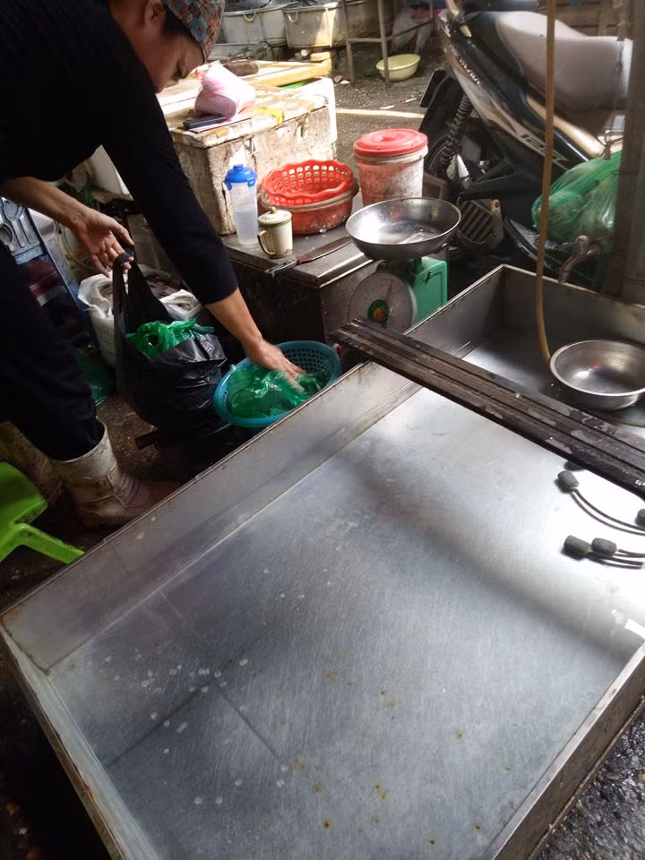 Nữ tiểu thương bán cá cho hay, khác với mọi ngày, hôm nay, các loại cá trắm, chép, rô phi bán được nhanh chóng.